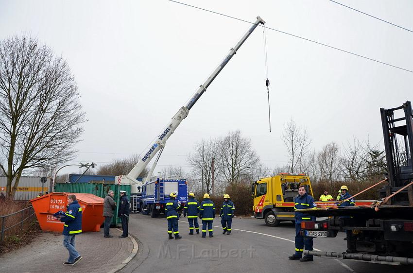 Schwerer VU Bus Zug Düsseldorf P357.JPG